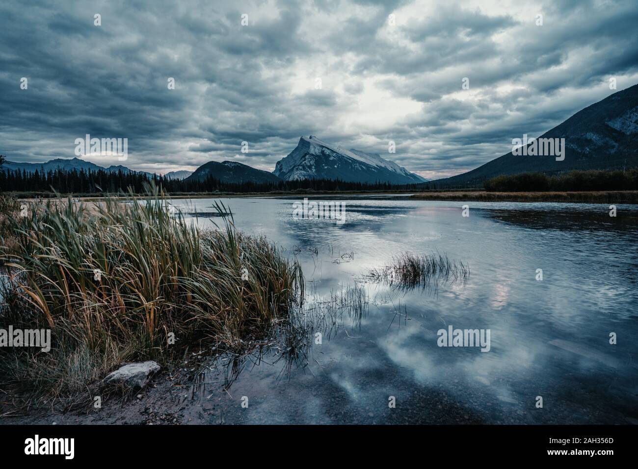 Mount Rundle e Laghi Vermillion in un NUVOLOSO TRAMONTO, Banff, Alberta, Canada Foto Stock