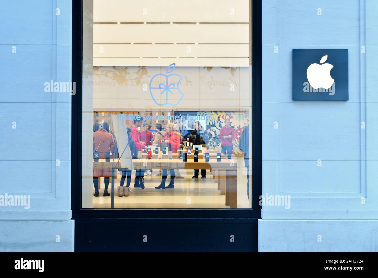 Vienna, Austria. 24 dicembre, 2019. Last minute Christmas shopping nella famosa via dello shopping 'Kärtnerstrasse' in Vienna, prima che i negozi a 1:00 p.m. hanno per chiudere. Credito: Franz Perc/Alamy Live News Foto Stock