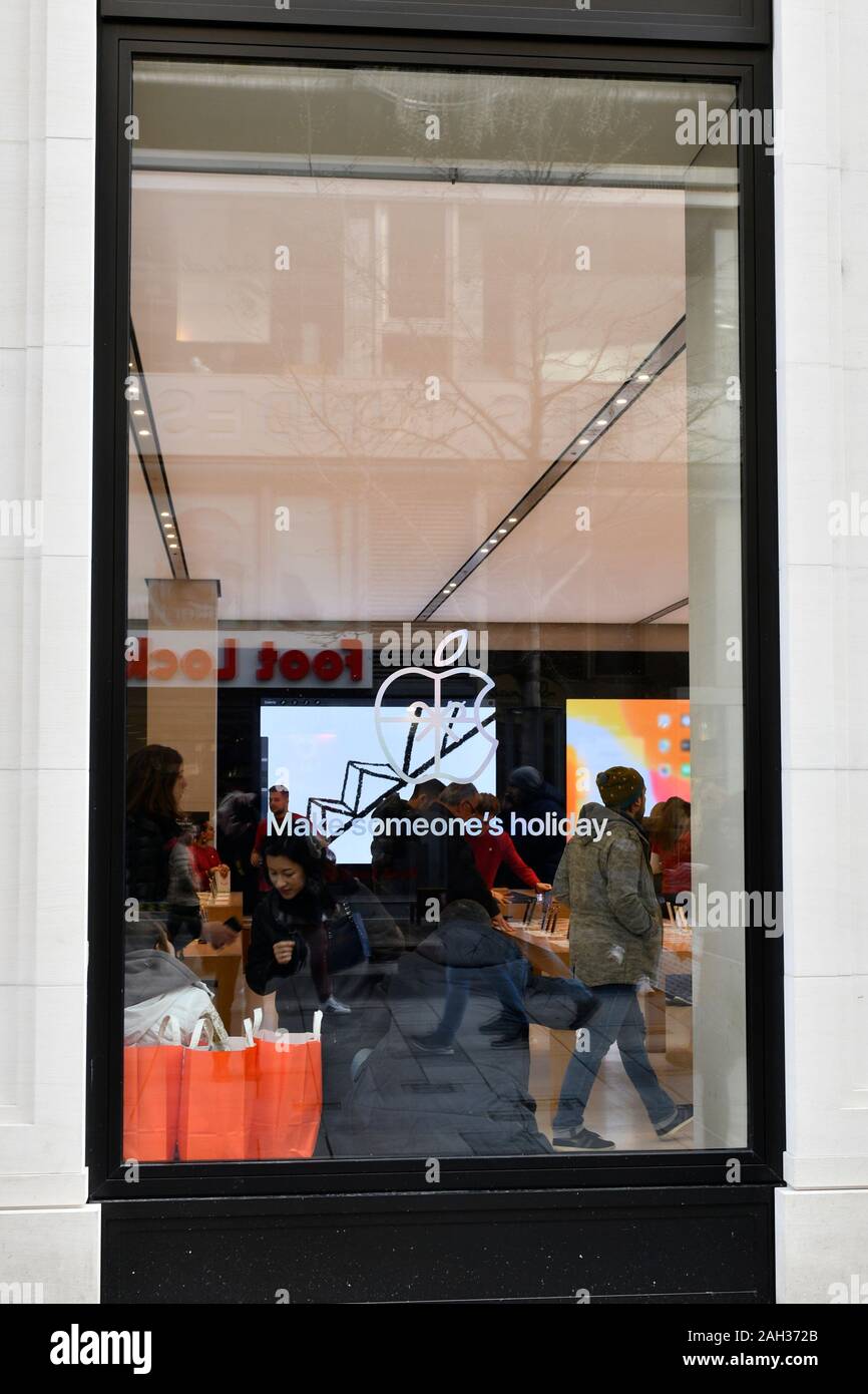 Vienna, Austria. 24 dicembre, 2019. Last minute Christmas shopping nella famosa via dello shopping 'Kärtnerstrasse' in Vienna, prima che i negozi a 1:00 p.m. hanno per chiudere. Credito: Franz Perc/Alamy Live News Foto Stock