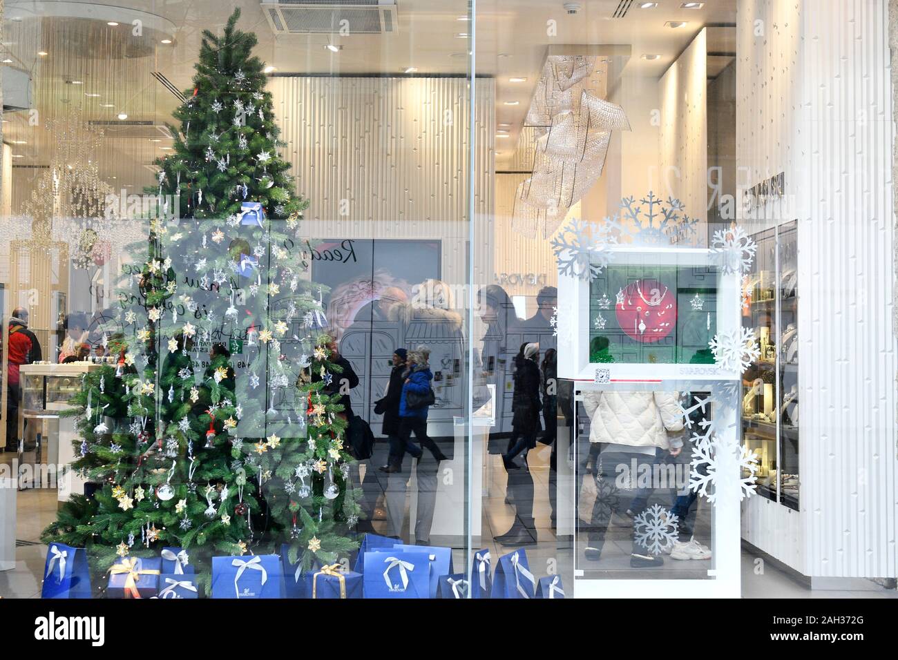 Vienna, Austria. 24 dicembre, 2019. Last minute Christmas shopping nella famosa via dello shopping 'Kärtnerstrasse' in Vienna, prima che i negozi a 1:00 p.m. hanno per chiudere. Credito: Franz Perc/Alamy Live News Foto Stock