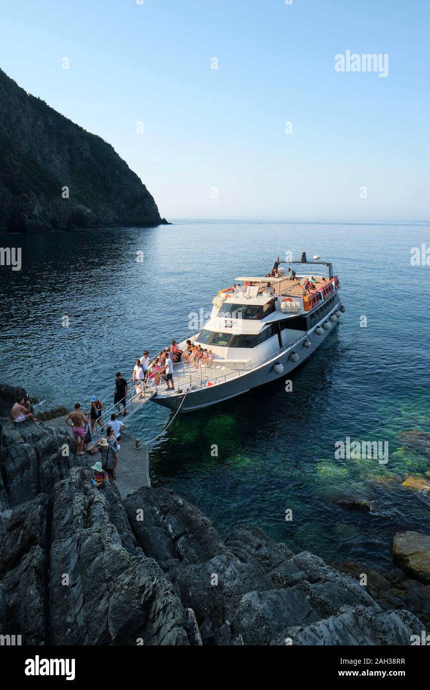 Cinque terre cruise boat immagini e fotografie stock ad alta risoluzione -  Alamy
