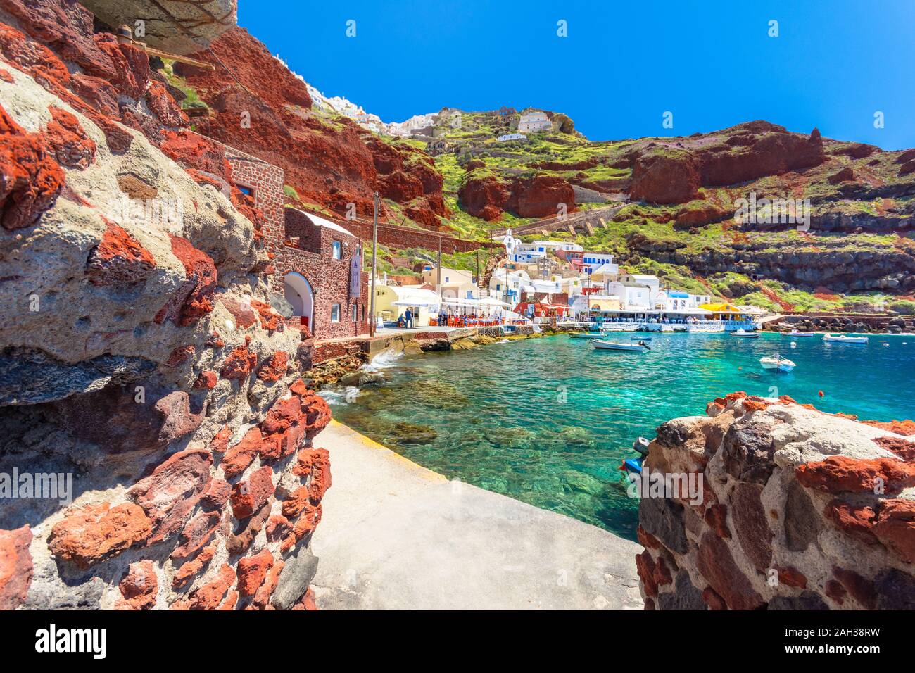 Il porto vecchio di Ammoudi sotto il famoso villaggio di Oia a Santorini,  Grecia Foto stock - Alamy