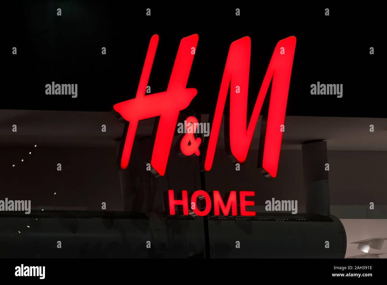 Logo nella finestra di un H&M Home Storia in Liverpool Foto stock - Alamy