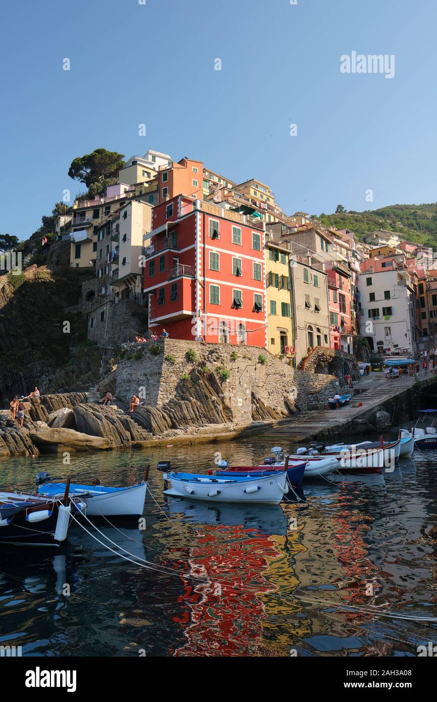 Il colorfully case dipinte e piccole imbarcazioni nel villaggio di pescatori del porto di Riomaggiore Parco Nazionale delle Cinque Terre Liguria Italia EU Foto Stock