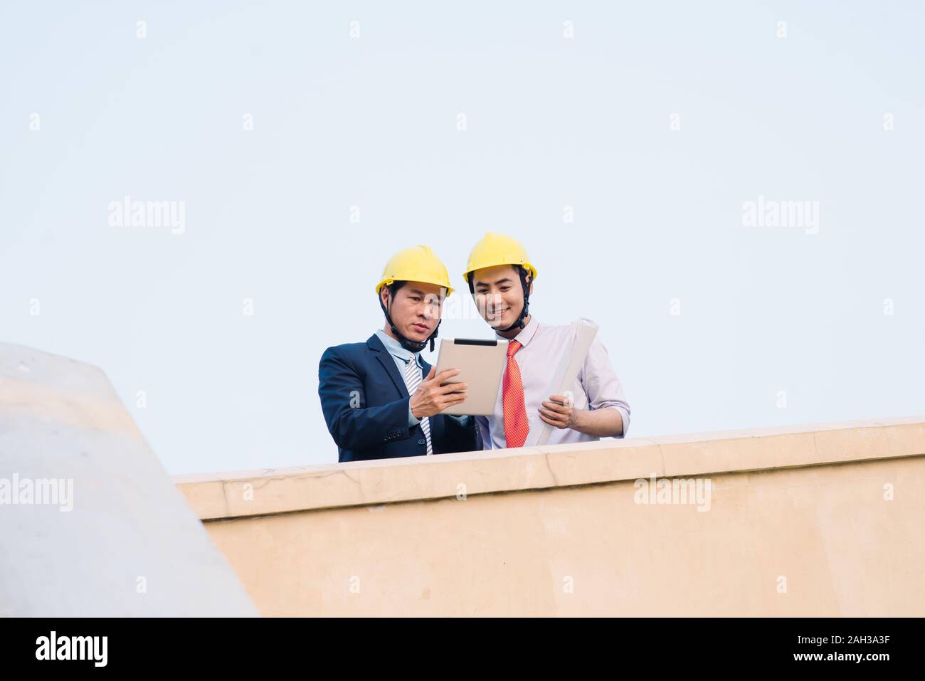 Ingegnere asiatico è stato agendo con il suo segretario sul Business building sfondo. Foto Stock
