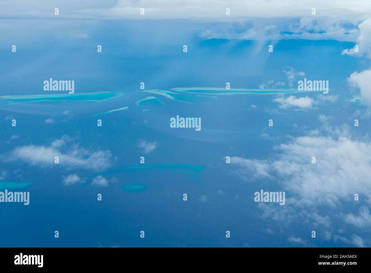 Maldive dal cielo con il blu del mare e la sabbia bianca e la spiaggia dell'Oceano indiano Foto Stock