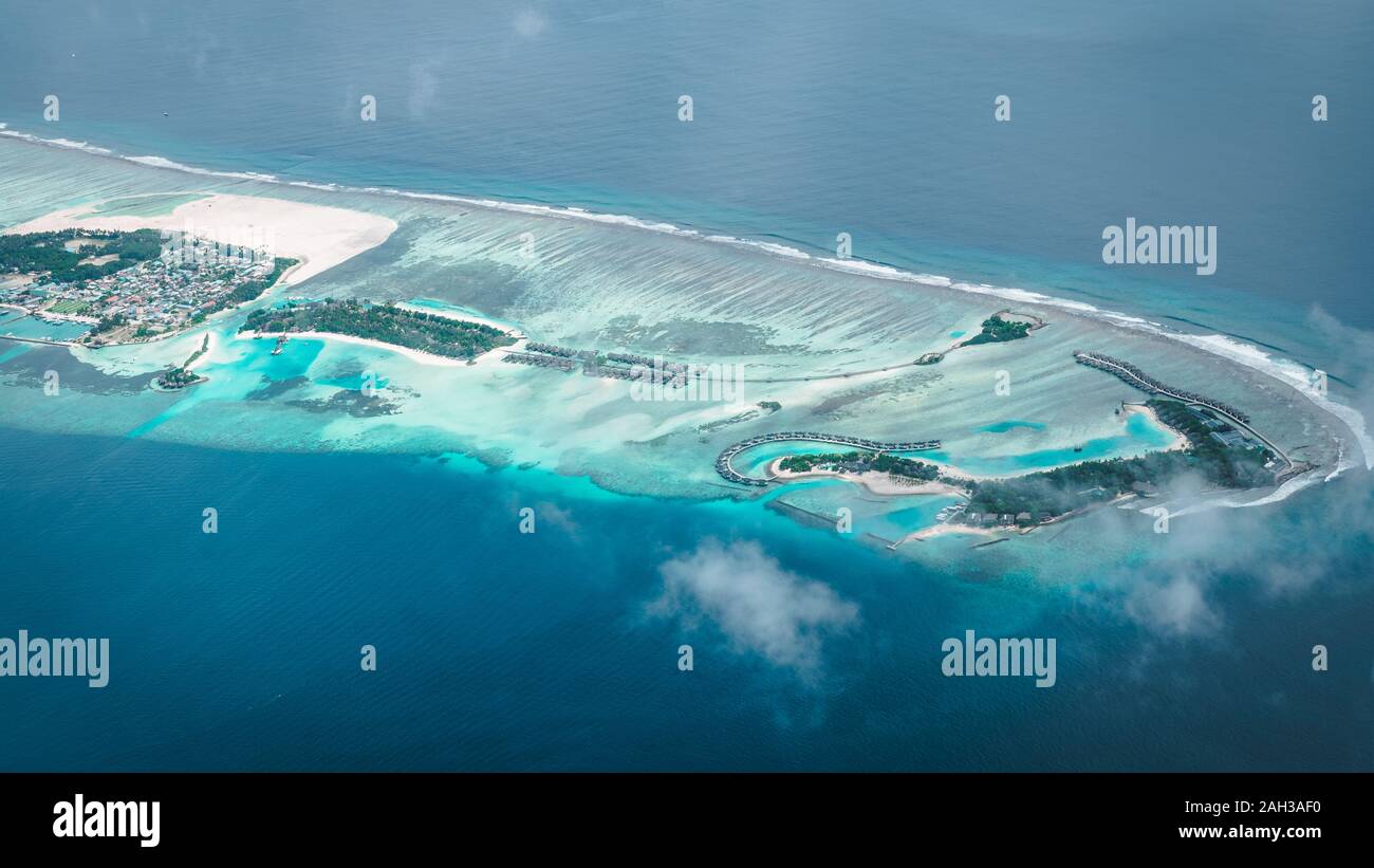 Maldive dal cielo con il blu del mare e la sabbia bianca e la spiaggia dell'Oceano indiano Foto Stock
