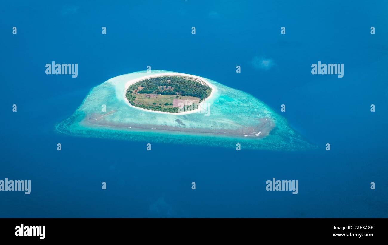 Maldive dal cielo con il blu del mare e la sabbia bianca e la spiaggia dell'Oceano indiano Foto Stock