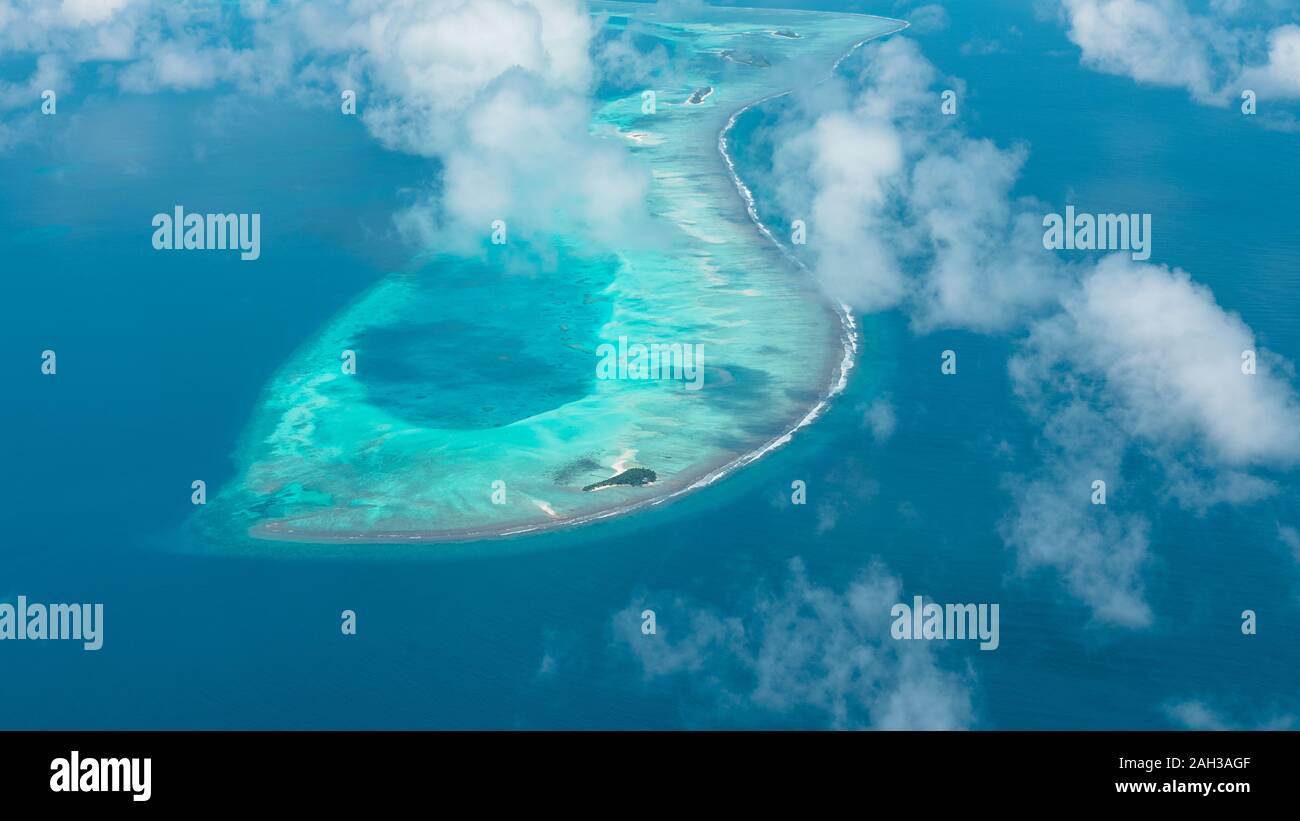 Maldive dal cielo con il blu del mare e la sabbia bianca e la spiaggia dell'Oceano indiano Foto Stock