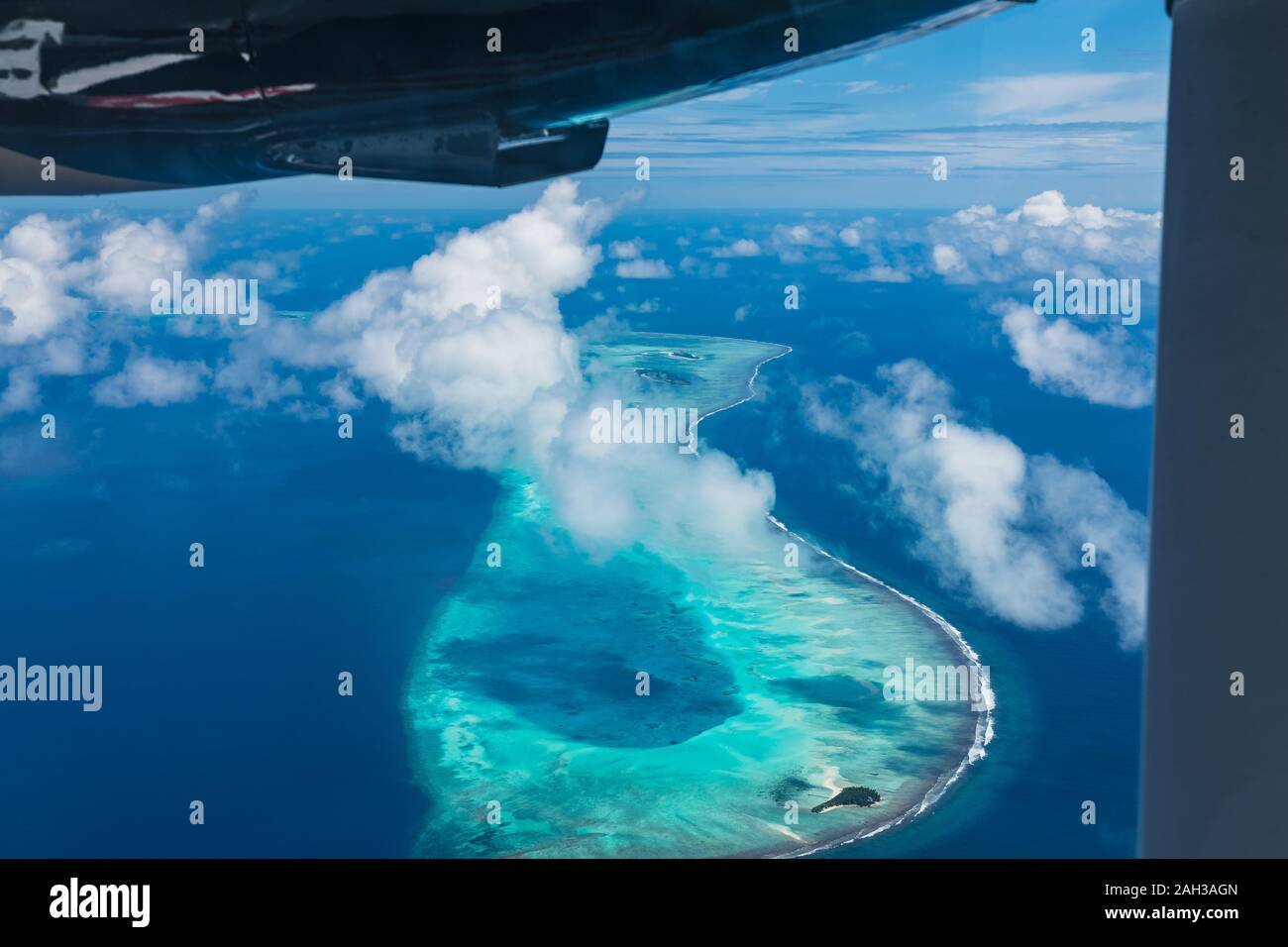 Maldive dal cielo con il blu del mare e la sabbia bianca e la spiaggia dell'Oceano indiano Foto Stock