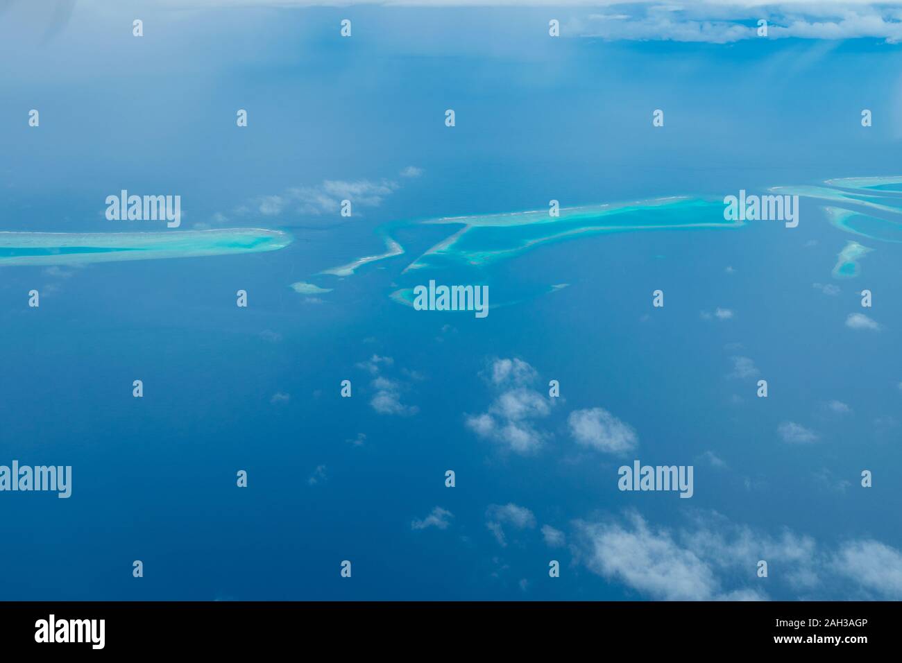 Maldive dal cielo con il blu del mare e la sabbia bianca e la spiaggia dell'Oceano indiano Foto Stock