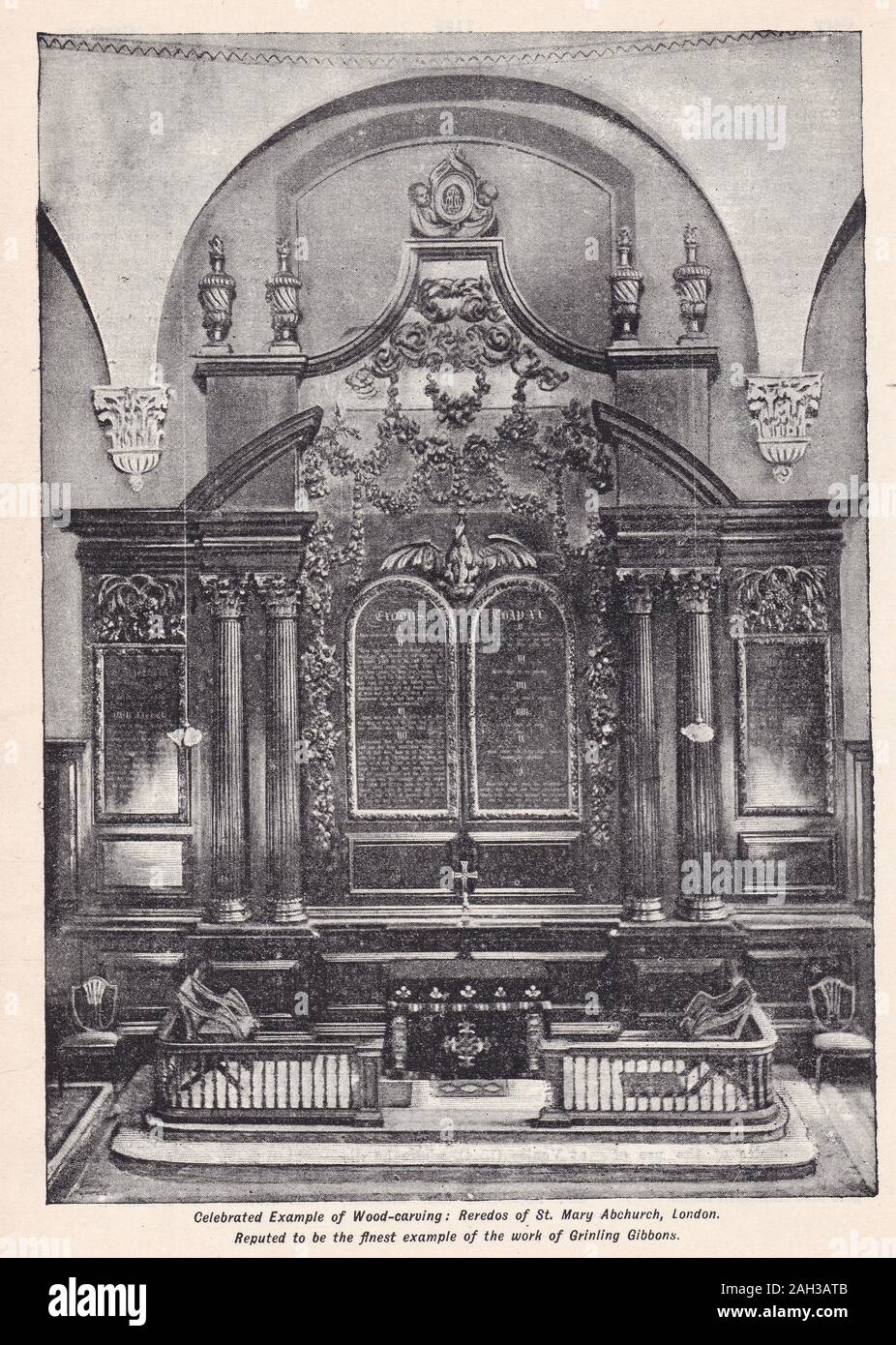 Foto d'epoca in bianco e nero del Celebre Esempio di sculture in legno: Reredos di St. Mary Abchurch, Londra di Grinling Gibbons Foto Stock
