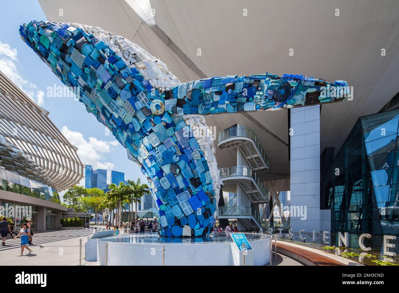 Una grande balena di dimensioni realizzato da rifiuti in plastica da ocean è sul display d'arte a sensibilizzare il pubblico circa per ridurre l inquinamento di plastica su scala globale Foto Stock