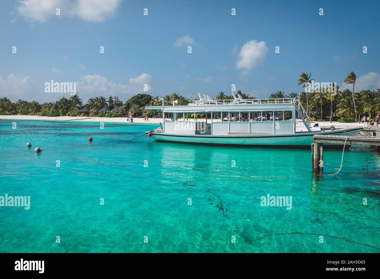Maldive con l'oceano turchese e le barche in acqua incredibili Foto Stock