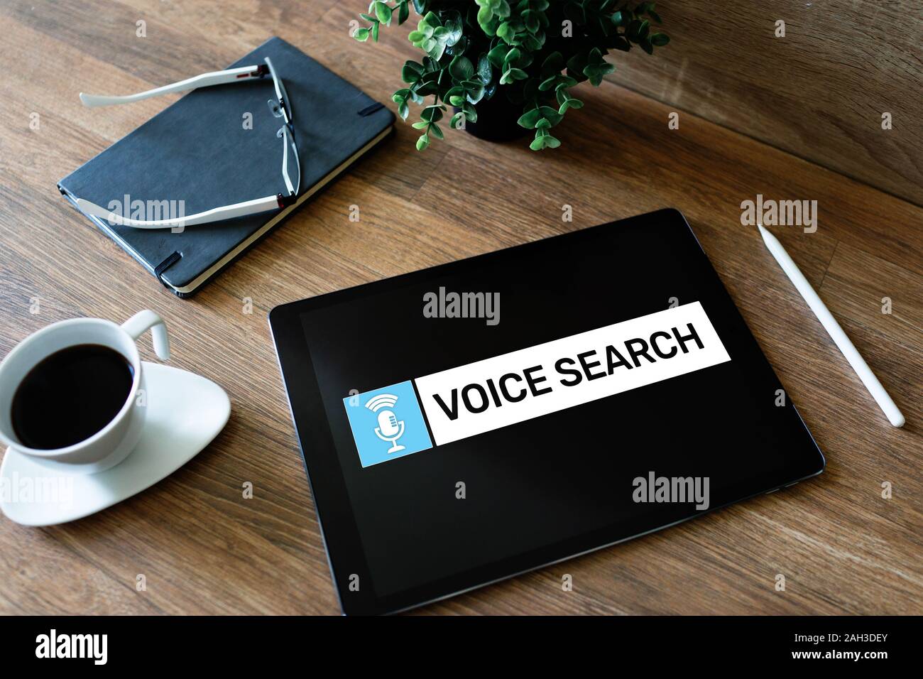 Il servizio di ricerca vocale applicazione sulla schermata del dispositivo. Internet e il concetto di tecnologia Foto Stock