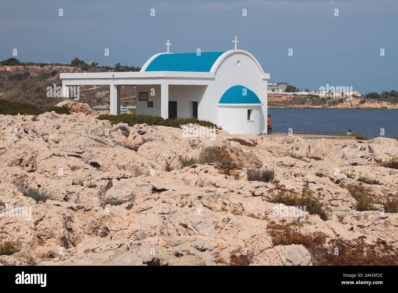Costa di pietra e la Chiesa di Santi Unmercenaries. Cape Greco, Aya Napa, Cipro Foto Stock