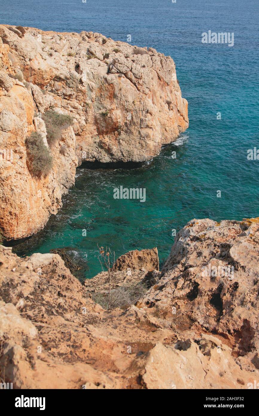 Spiaggia rocciosa e piccola baia. Cape Greco, Aya Napa, Cipro Foto Stock