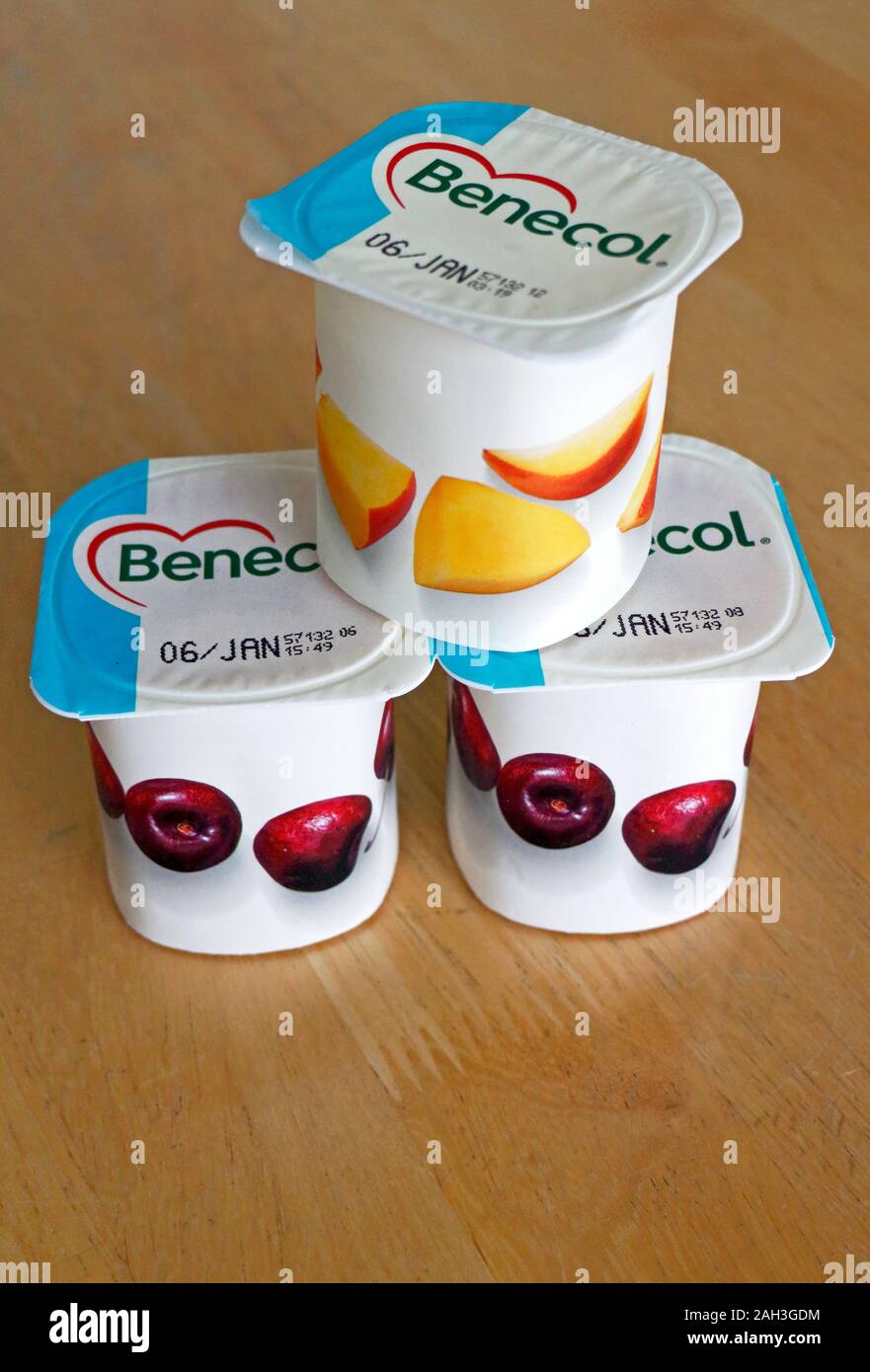 Tre vasetti di yogurt Benecol contenente stanoli vegetali per aiutare ad abbassare il colesterolo per proteggere contro la malattia di cuore coronarica. Foto Stock