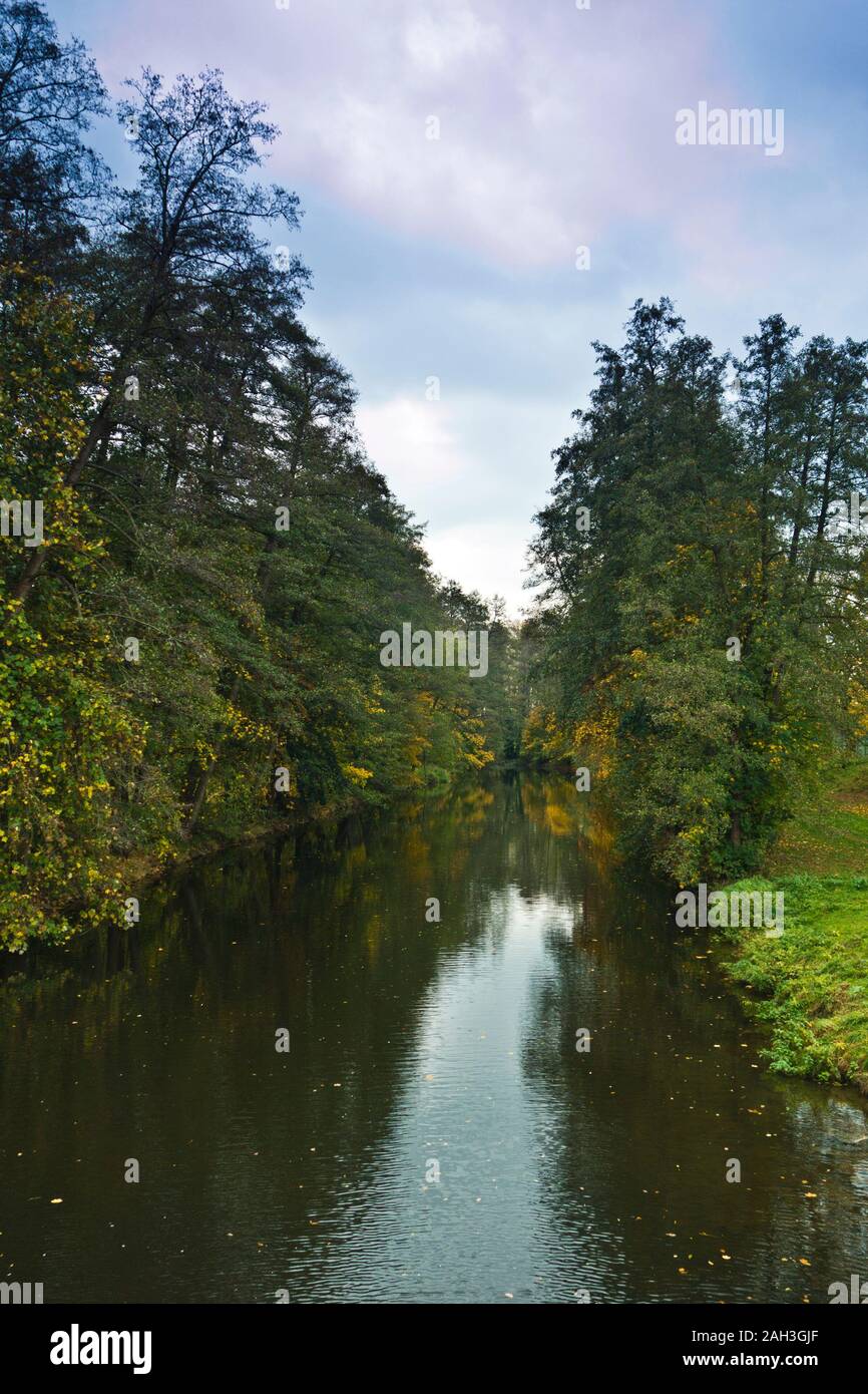 Vista di un idilliaco del fiume e gli alberi in un giorno di estate Foto Stock