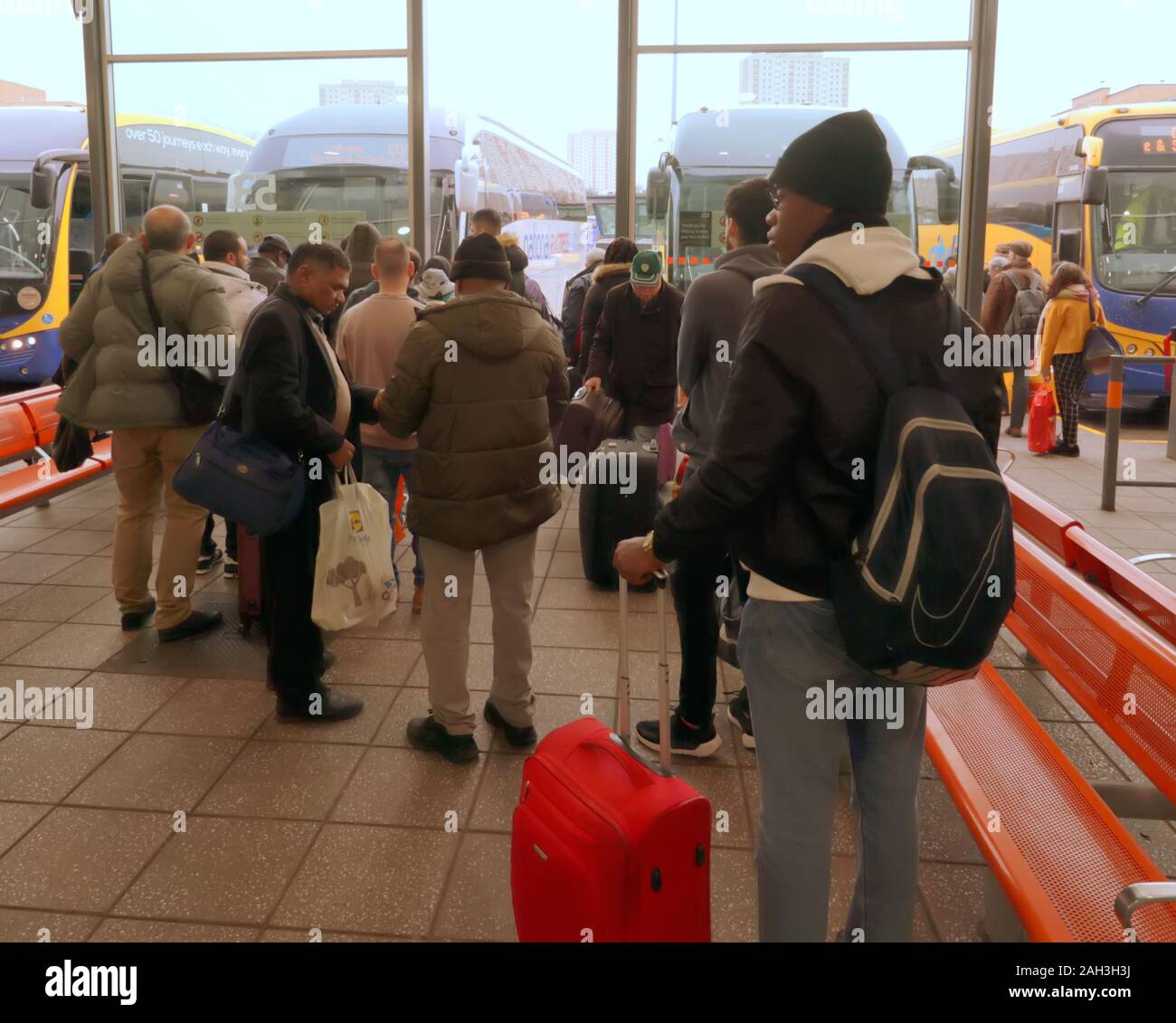 Glasgow, Scotland, Regno Unito 24 dicembre, 2019. Vigilia di Natale vide strade piene di last minute acquirenti e last minute gite a stazioni di treni e autobus con un Elfo sul ripiano che vagano per le strade con mamma.. Gerard Ferry/ Alamy Live News Foto Stock