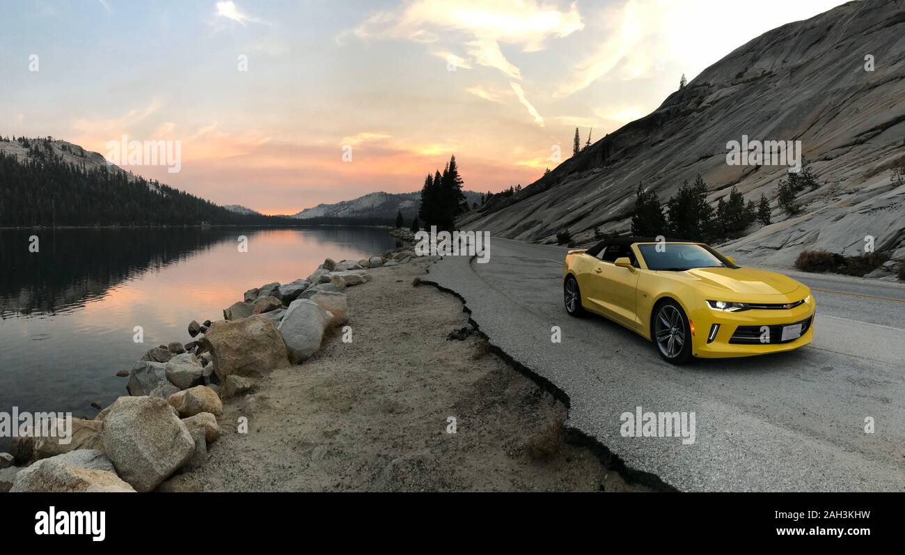 La valle di Yosemite National Park, Stati Uniti d'America. Nov 2017: Chevrolet Camaro Cabrio al tramonto Foto Stock
