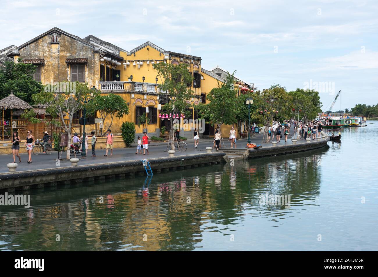 L antica città di Hoi An, il Vietnam è una popolare località turistica. Le strade sono di solito riempiti con i turisti di giorno e di notte. Foto Stock