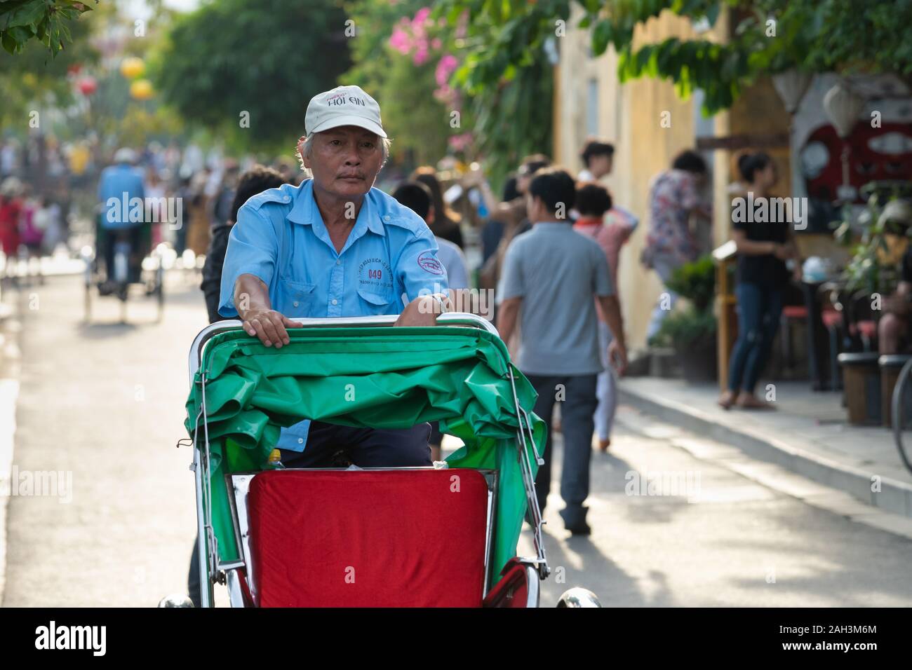 L antica città di Hoi An, il Vietnam è una popolare località turistica. Le strade sono di solito riempiti con i turisti di giorno e di notte. Foto Stock