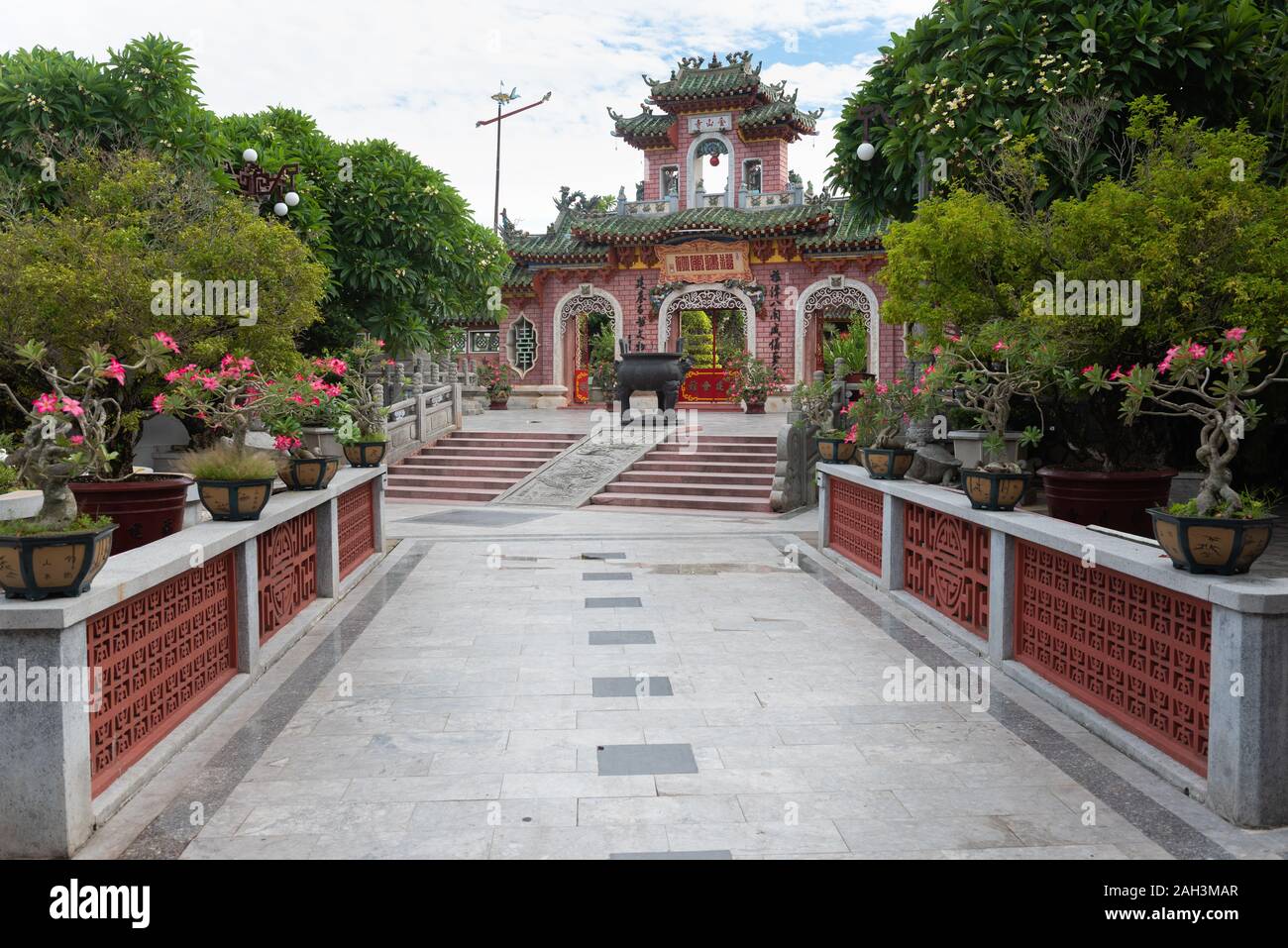 L antica città di Hoi An, il Vietnam è una popolare località turistica. Le strade sono di solito riempiti con i turisti di giorno e di notte. Foto Stock