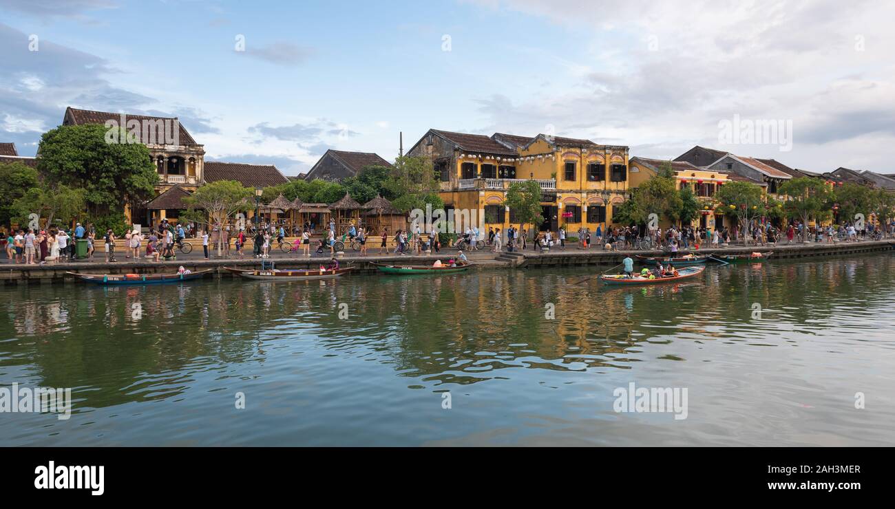 L antica città di Hoi An, il Vietnam è una popolare località turistica. Le strade sono di solito riempiti con i turisti di giorno e di notte. Foto Stock