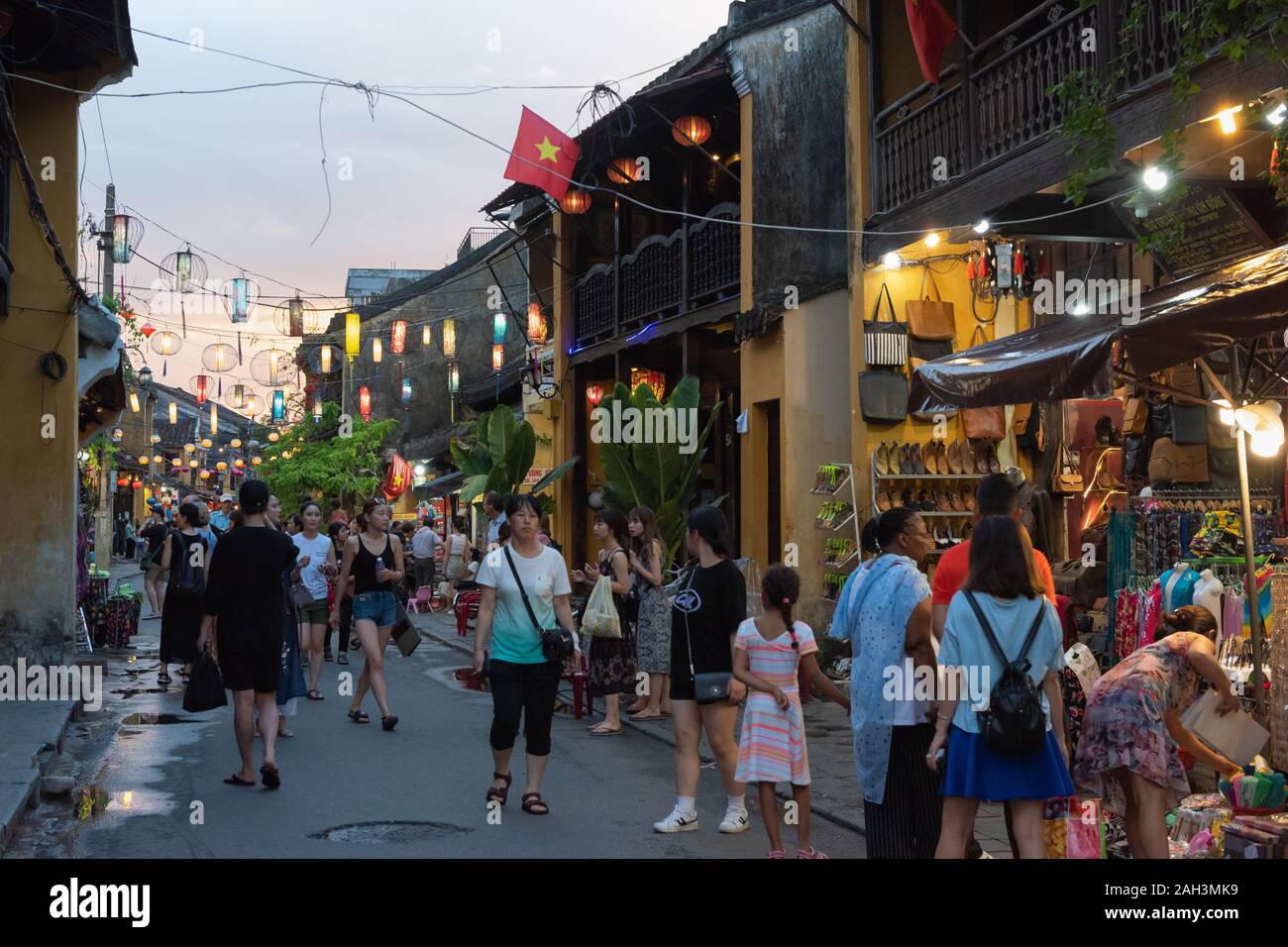 L antica città di Hoi An, il Vietnam è una popolare località turistica. Le strade sono di solito riempiti con i turisti di giorno e di notte. Foto Stock