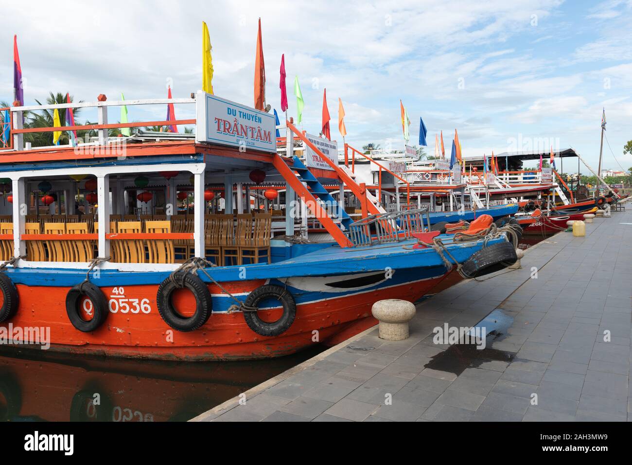 L antica città di Hoi An, il Vietnam è una popolare località turistica. Le strade sono di solito riempiti con i turisti di giorno e di notte. Foto Stock