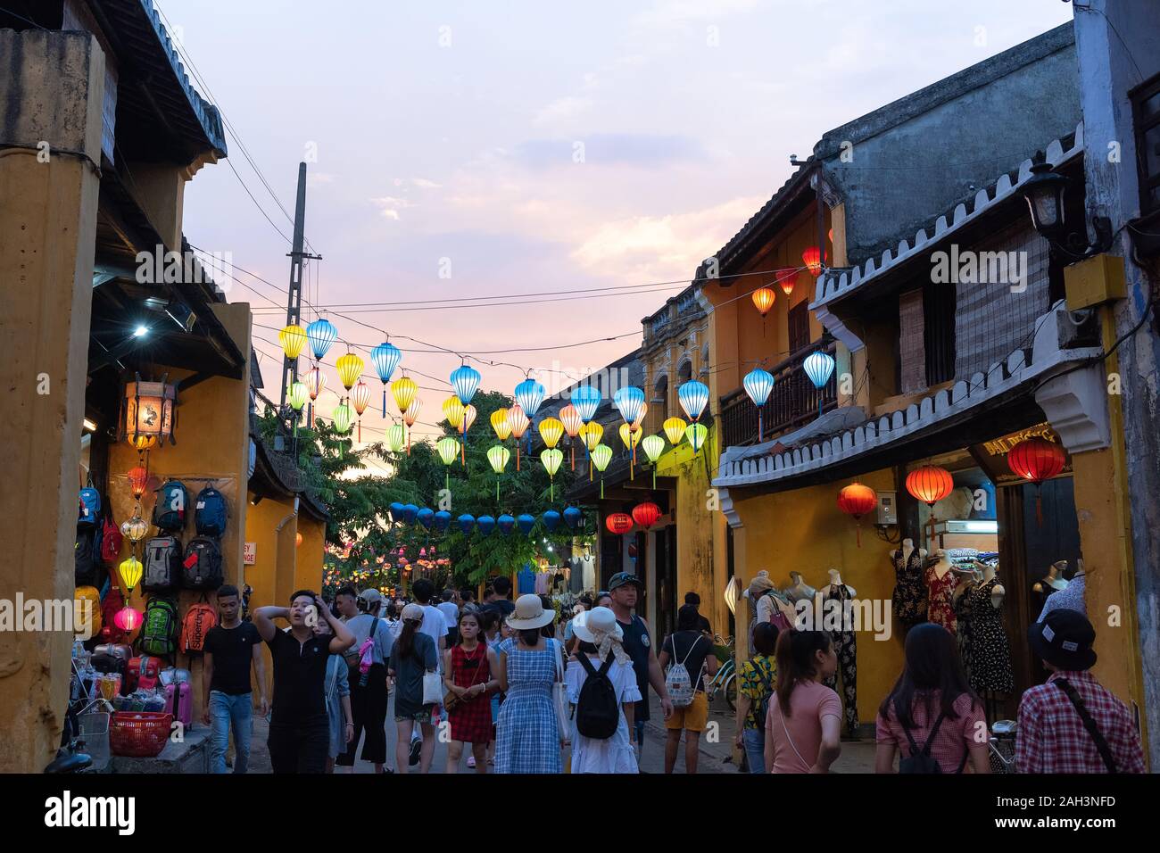 L antica città di Hoi An, il Vietnam è una popolare località turistica. Le strade sono di solito riempiti con i turisti di giorno e di notte. Foto Stock