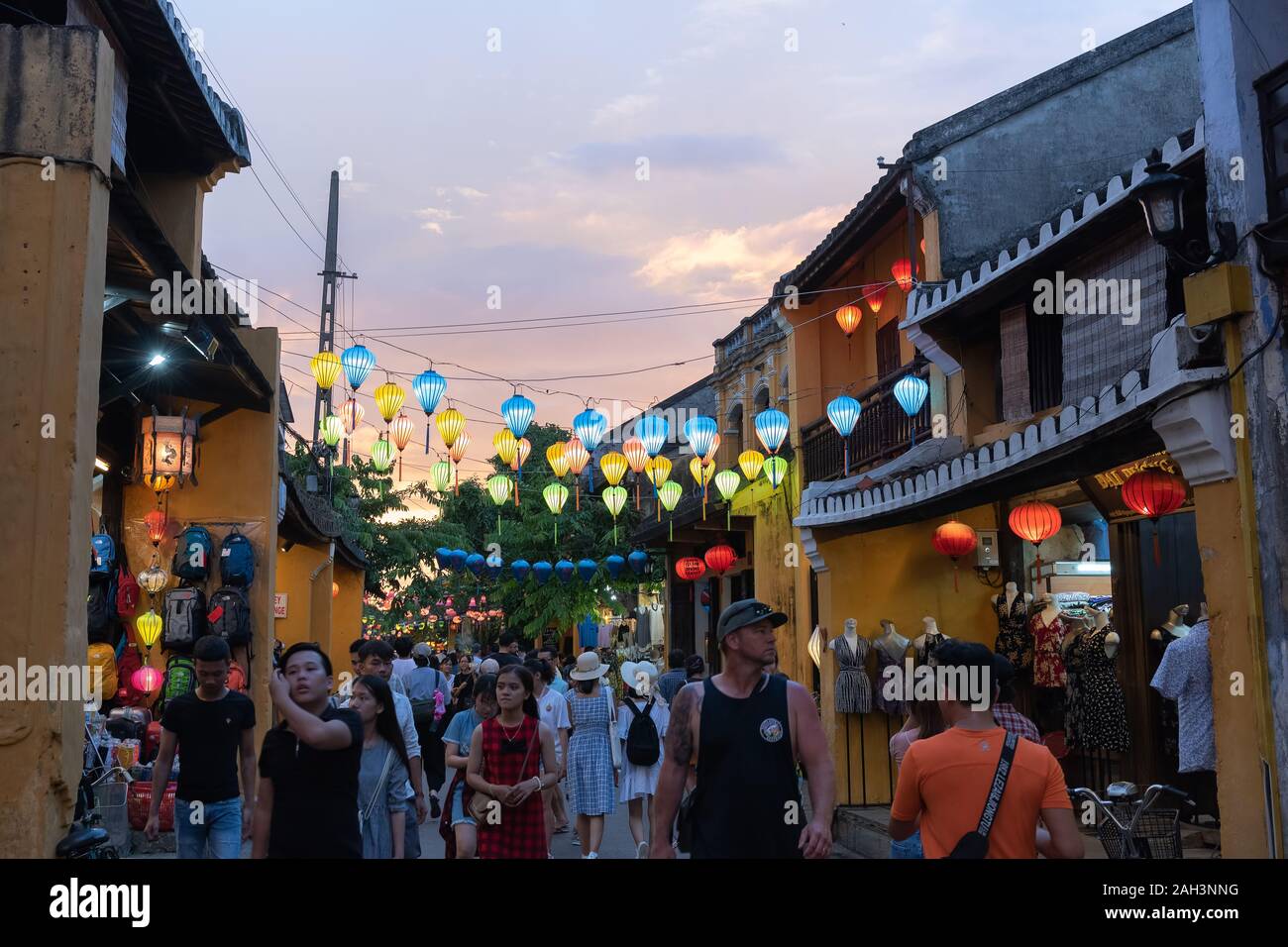 L antica città di Hoi An, il Vietnam è una popolare località turistica. Le strade sono di solito riempiti con i turisti di giorno e di notte. Foto Stock