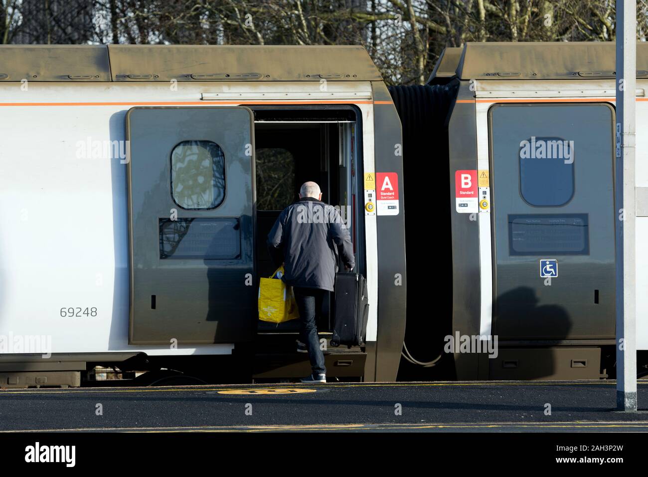 Un passeggero di salire a bordo di un Avanti West Coast treno pendolino, in livrea grigio prima di rebranding, Birmingham International station, REGNO UNITO Foto Stock