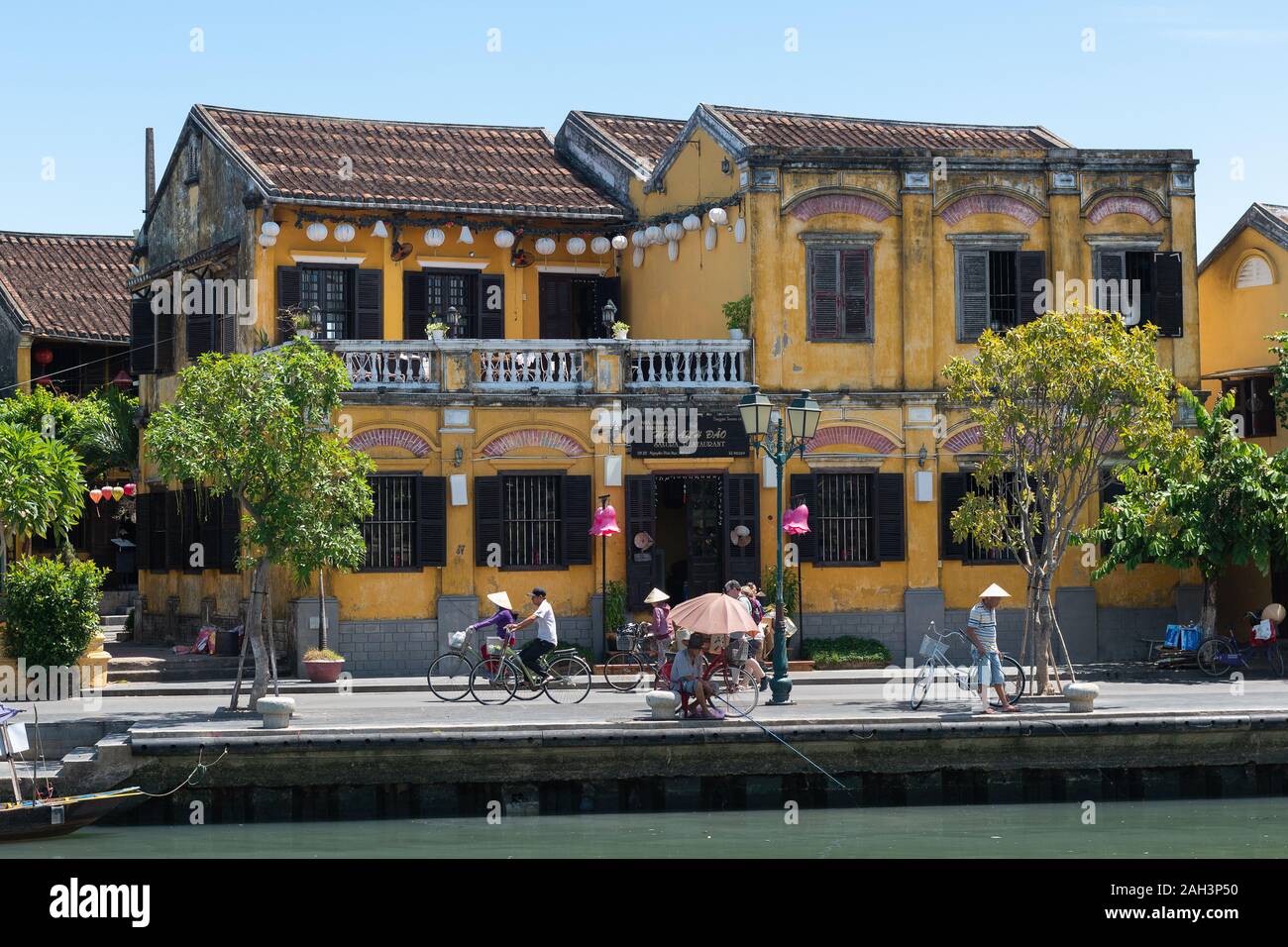 L antica città di Hoi An, il Vietnam è una popolare località turistica. Le strade sono di solito riempiti con i turisti di giorno e di notte. Foto Stock