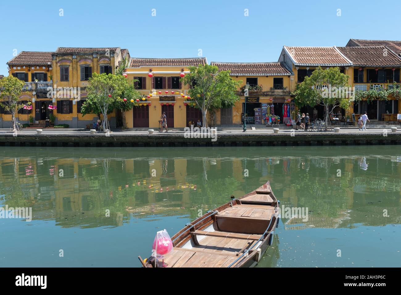 L antica città di Hoi An, il Vietnam è una popolare località turistica. Le strade sono di solito riempiti con i turisti di giorno e di notte. Foto Stock
