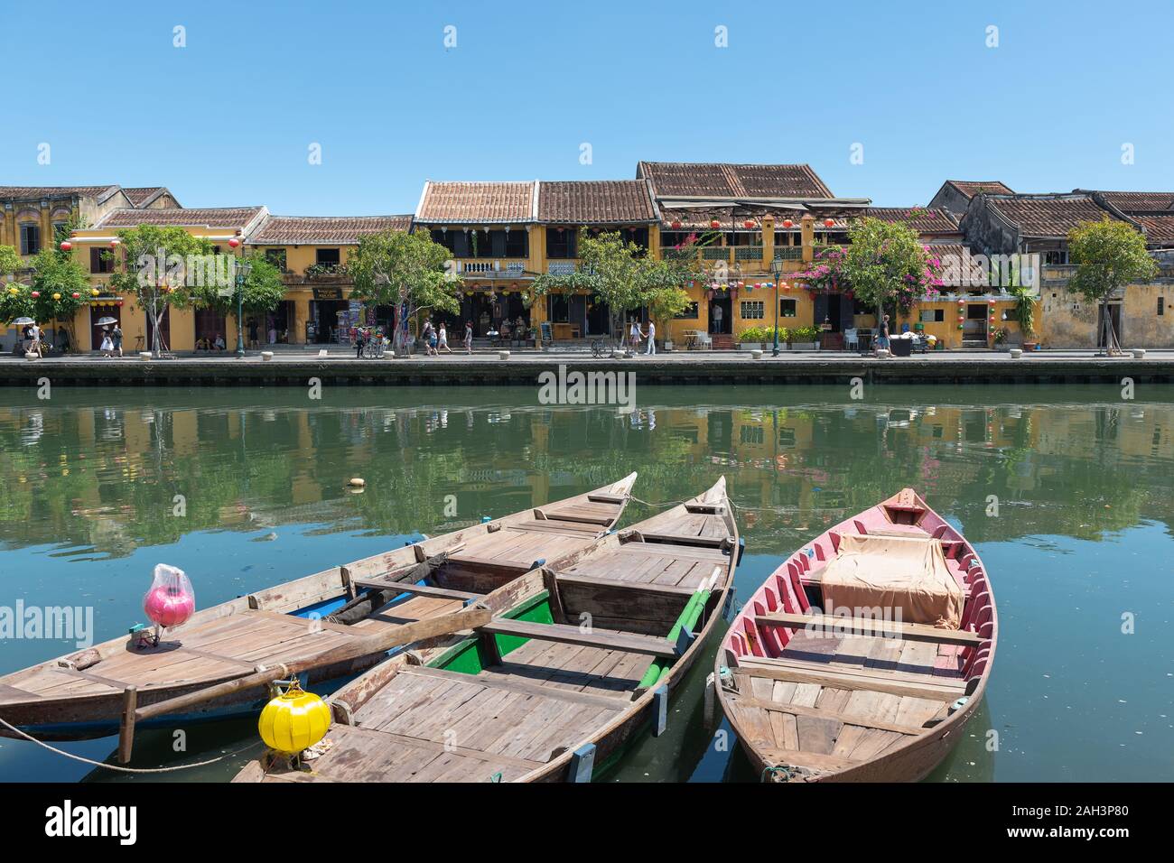 L antica città di Hoi An, il Vietnam è una popolare località turistica. Le strade sono di solito riempiti con i turisti di giorno e di notte. Foto Stock