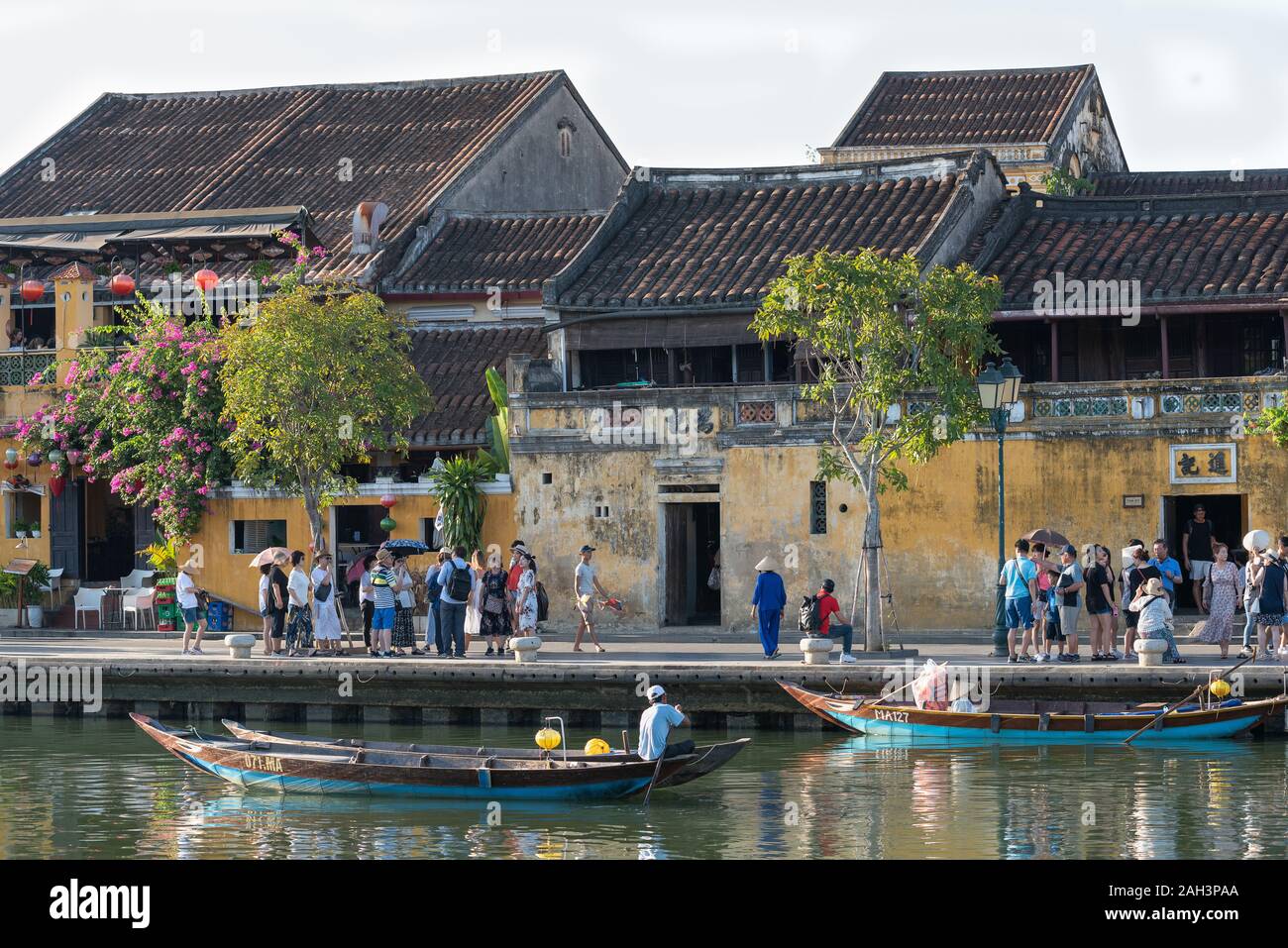 L antica città di Hoi An, il Vietnam è una popolare località turistica. Le strade sono di solito riempiti con i turisti di giorno e di notte. Foto Stock