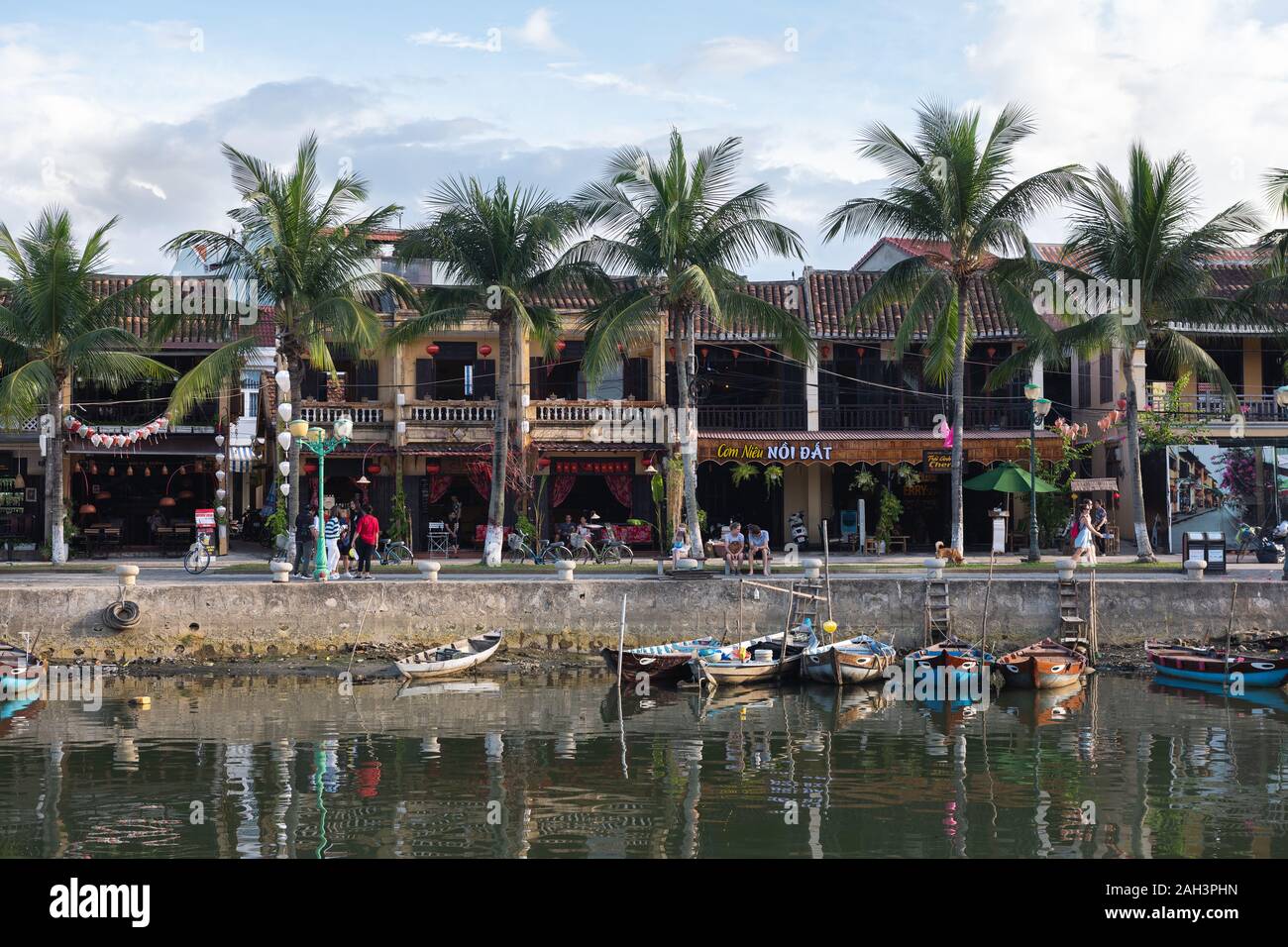 L antica città di Hoi An, il Vietnam è una popolare località turistica. Le strade sono di solito riempiti con i turisti di giorno e di notte. Foto Stock