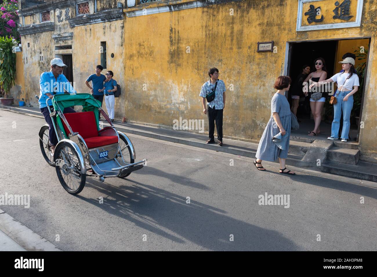 L antica città di Hoi An, il Vietnam è una popolare località turistica. Le strade sono di solito riempiti con i turisti di giorno e di notte. Foto Stock