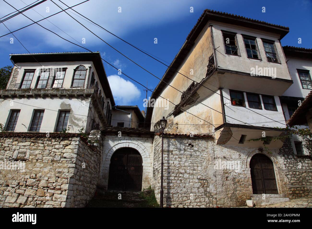 White case dipinte, costruito nel XIX secolo all'interno Berati Castello, Berati, Albania Foto Stock