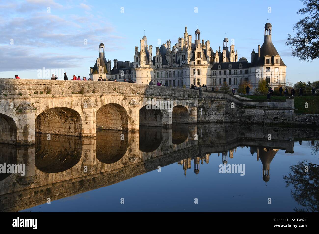 La riflessione di ponte nella parte anteriore del Francois 1a Castello di Chambord, Francia Foto Stock