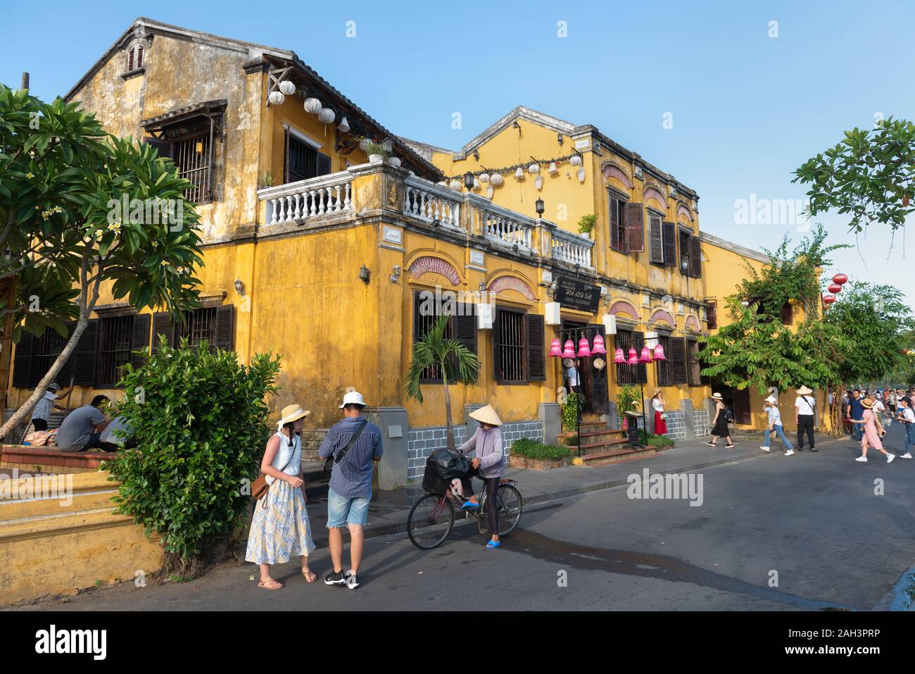 L antica città di Hoi An, il Vietnam è una popolare località turistica. Le strade sono di solito riempiti con i turisti di giorno e di notte. Foto Stock