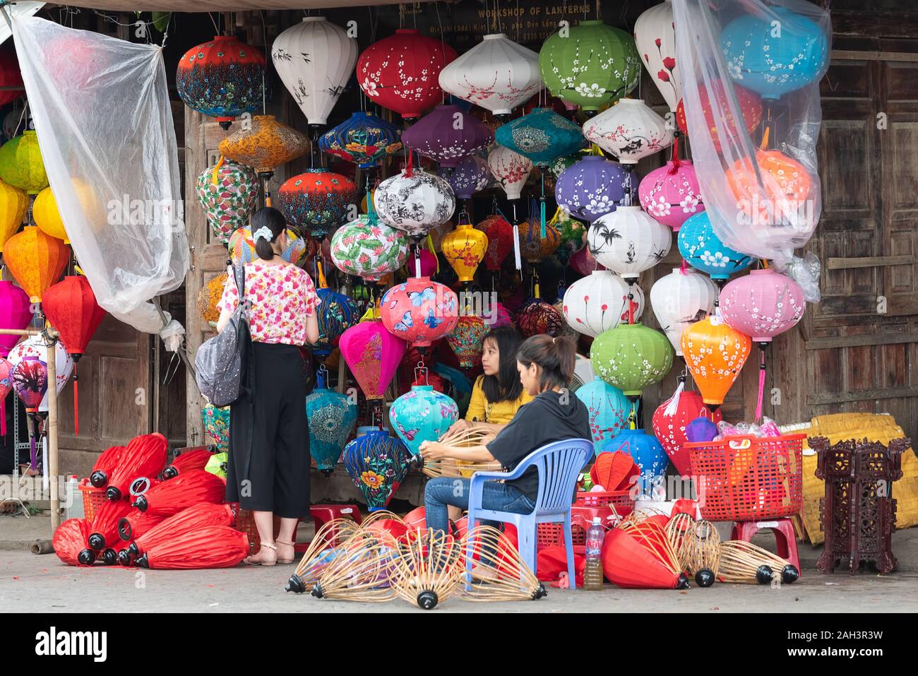L antica città di Hoi An, il Vietnam è una popolare località turistica. Le strade sono di solito riempiti con i turisti di giorno e di notte. Foto Stock