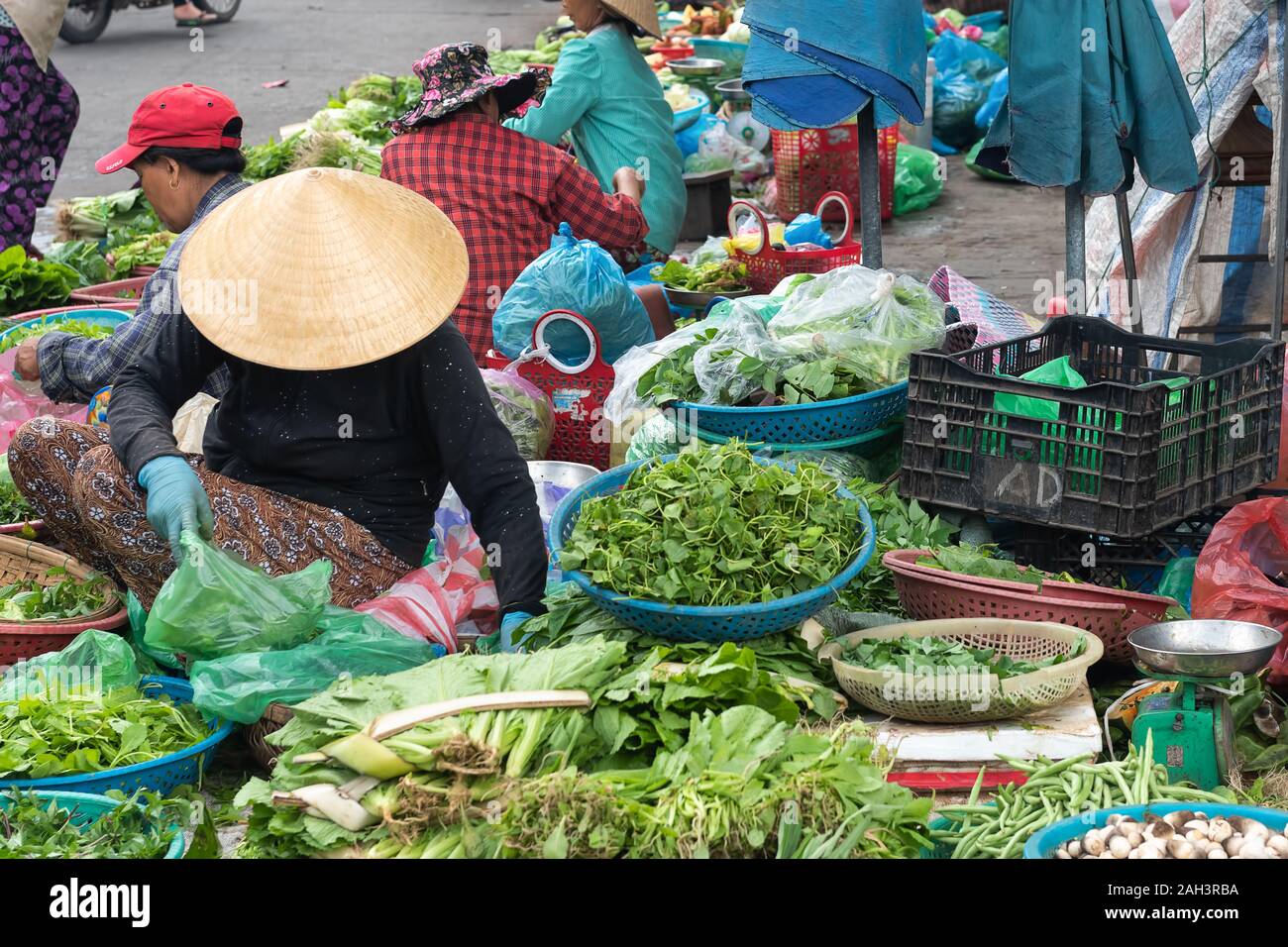 Venditori di frutta di vendita in un mercato locale in Hoi An, Vietnam. Foto Stock