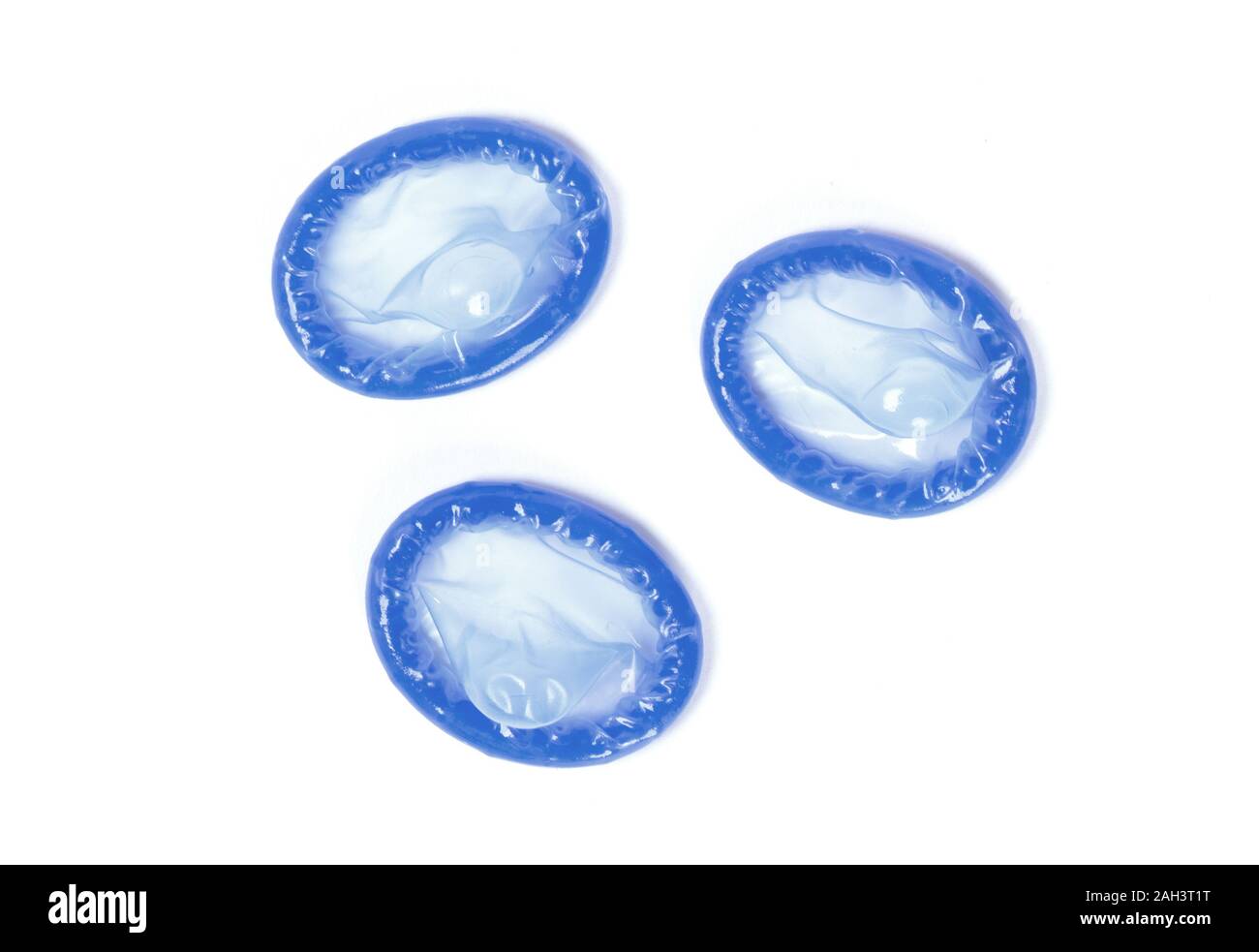 Blue preservativo, isolato su uno sfondo bianco Foto Stock