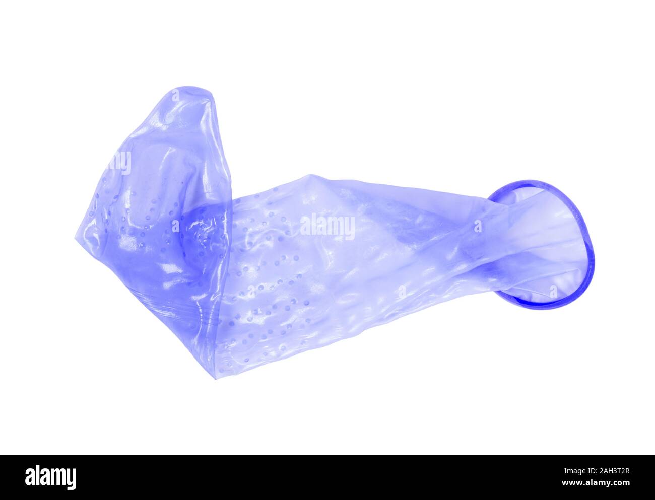 Blue preservativo, isolato su uno sfondo bianco Foto Stock
