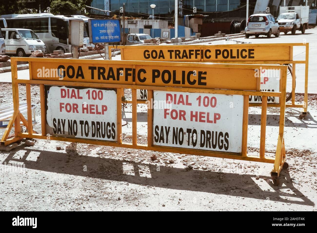 Goa, India - 12 ottobre 2013: Goa polizia segni contro il consumo di droga accogliere i visitatori all'aeroporto di Goa. Foto Stock