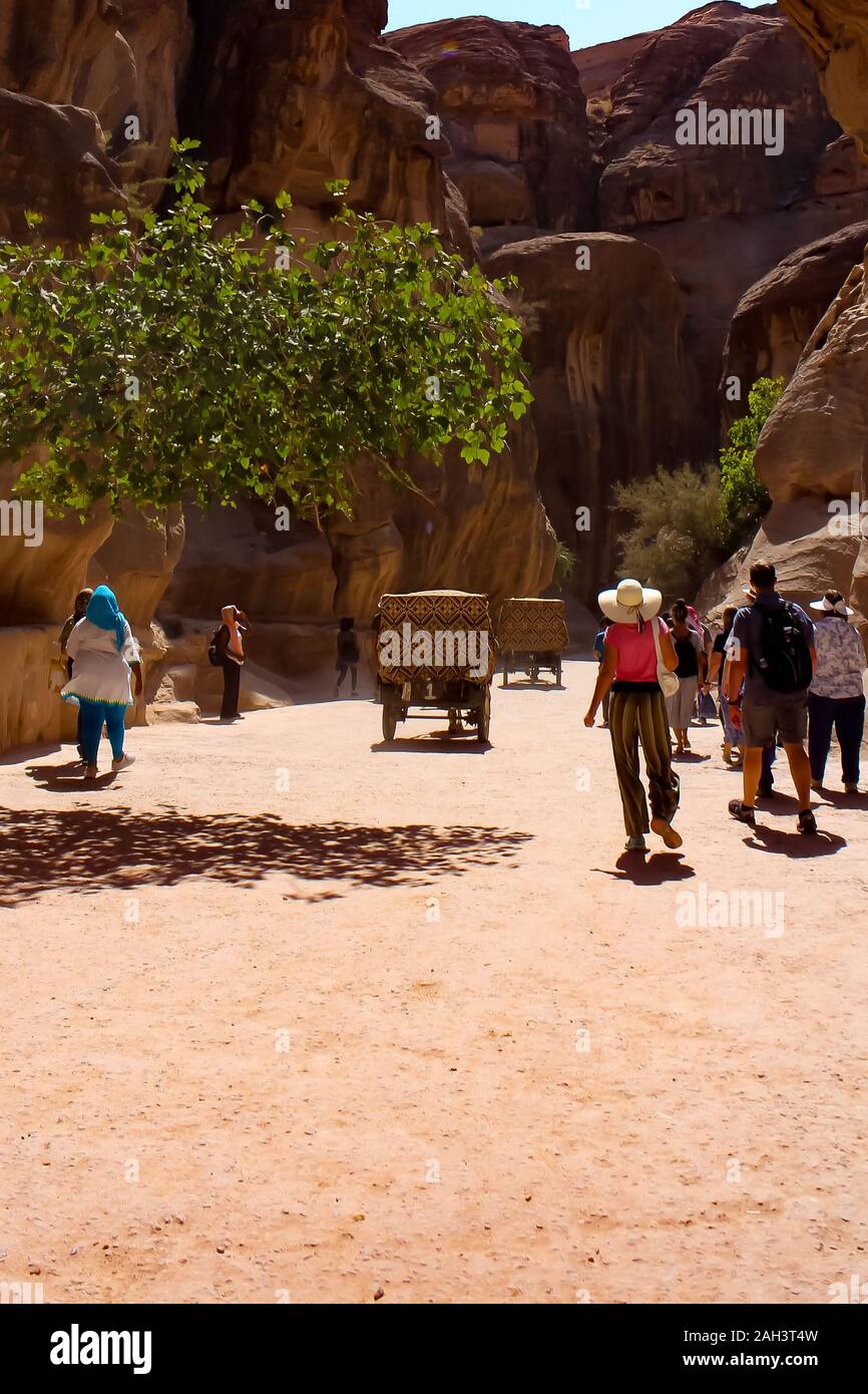 Petra, Giordania - 8 ottobre 2018: Turismo nel sito archeologico dell'antica Petra con visitatori nel Wadi Musa, Giordania. Foto Stock