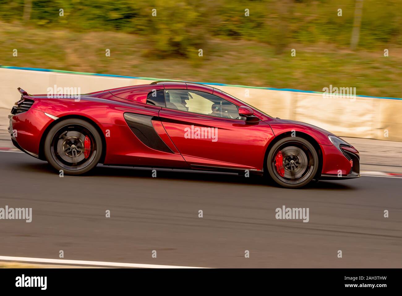 Mclaren 650 street o auto da corsa. Questa vettura correre una gara via Foto Stock
